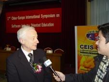 图一：CEIS-SIOE2005 DIT Matthew Hussey博士接受黑龙江省报记者采访